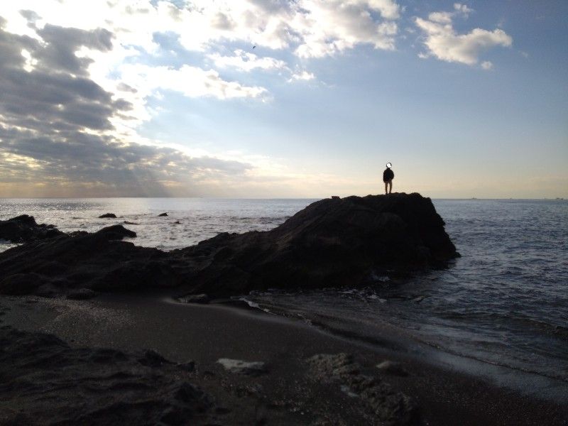 海へ繋がる散策路を行くと岩場がある。岩の上に立つ子ども