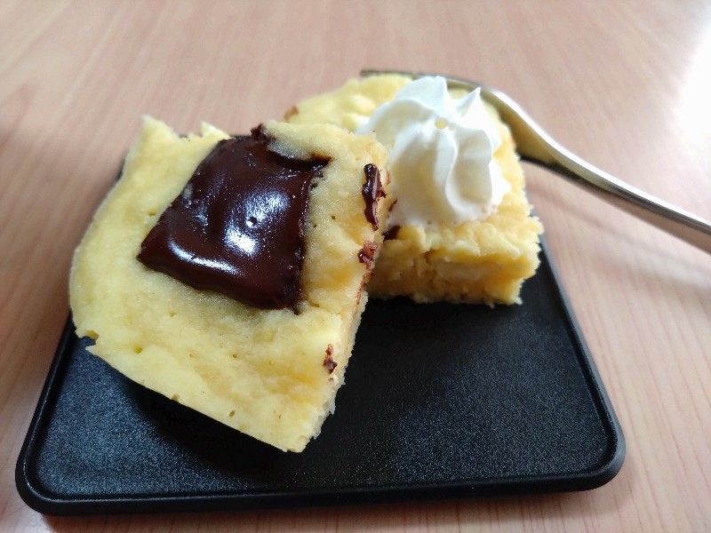 チョコレートのチーズ蒸しパンとプレーンのチーズ蒸しパン、クリームを絞って盛り付け。