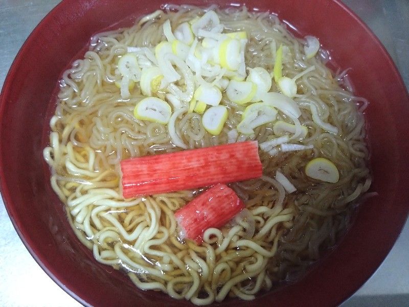 インスタントラーメンに低糖質麺ラーメン風を追加で入れたラーメン　上にネギとカニカマがのっている