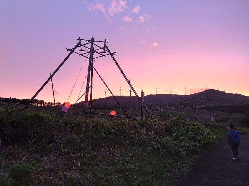 夕焼けをバックにしたブランコ