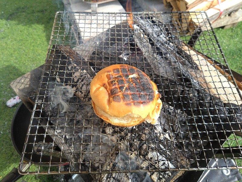 バンズを網で焼いてみた