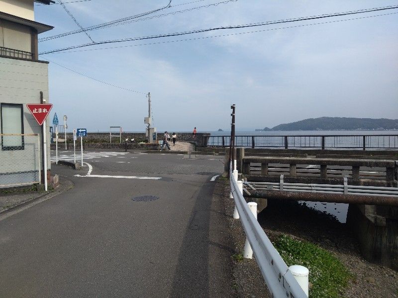 川沿いの海へ向かう道