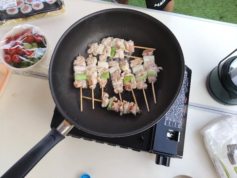 焼き鳥をカセットコンロで焼いている