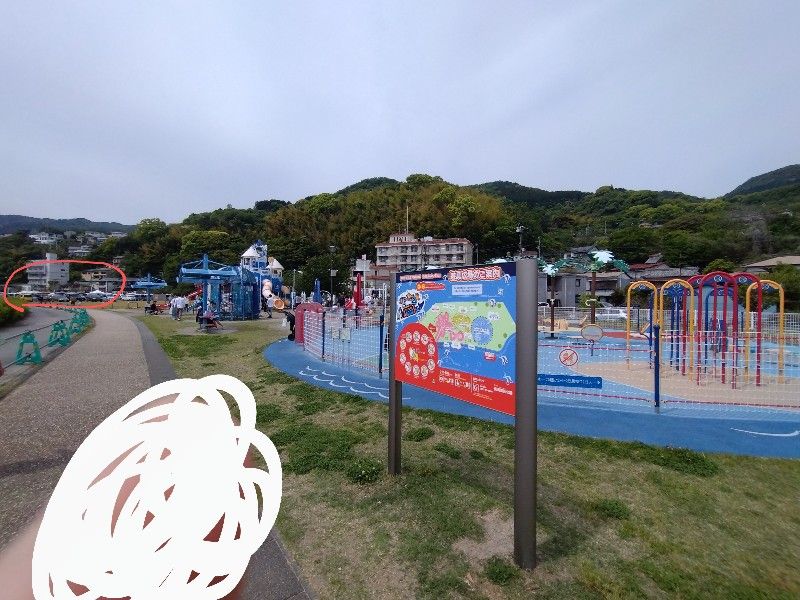 長浜海岸の遊具エリア。ずっと奥には出店が出ている。