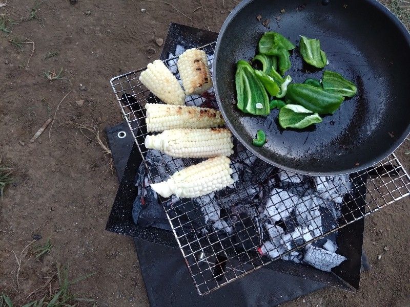 トウモロコシとピーマンを焼いている